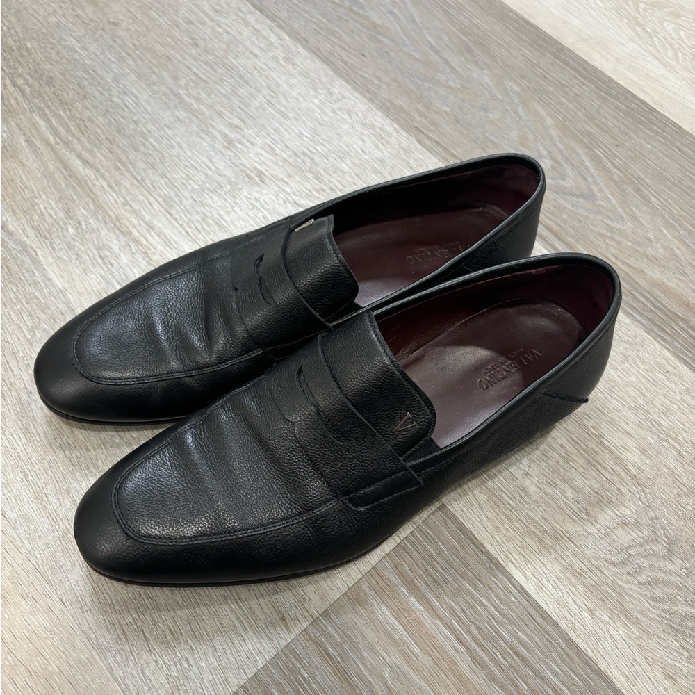 Valentino penny loafer. Lightly worn, in great condition.